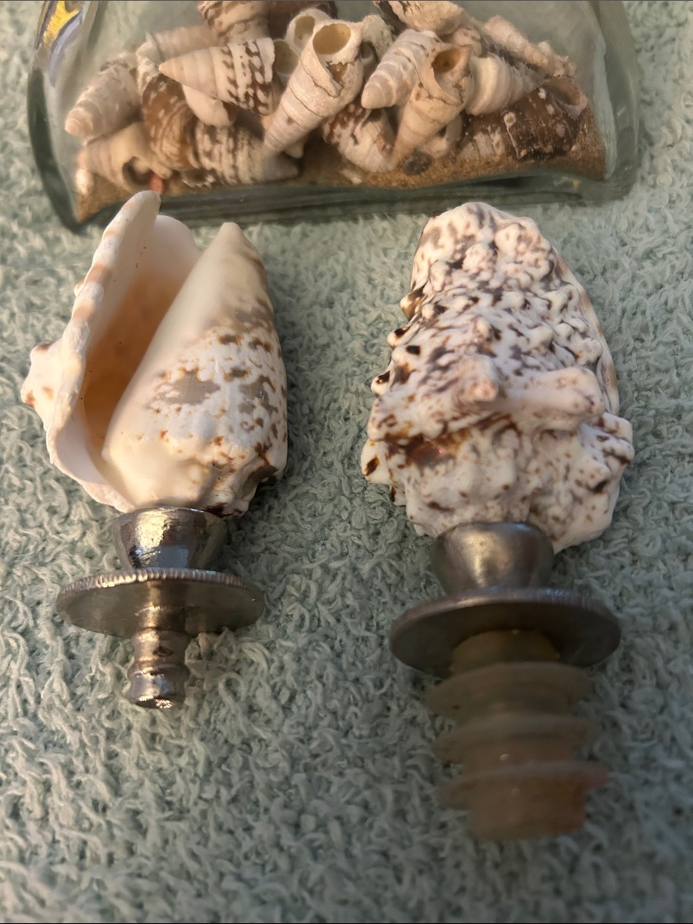 Odd shaped Bottle containing seashell with shell stopper & seashell wine stopper - Picture 5 of 11